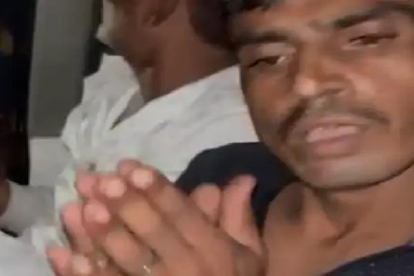 चोरों ने पुलिस को किया फोन ‘हमें पकड़ लो, नहीं तो लोग पीट-पीटकर मार डालेंगे