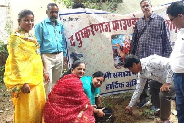 द पुष्करणाज फाउण्डेशन द्वारा बगेचियों व मैदानों में पौधा रोपण किया गया