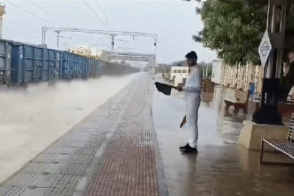 पानी पर दौड़ी ट्रेन ! भारी बारिश के बाद बीकानेर में दिखा अद्भुत नजारा देखें VIDEO