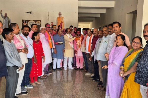 नंदकिशोर की जीत पर भाजपा कार्यालय में जश्न जिलाध्यक्ष विजय आचार्य ने मिठाई खिलाकर दी बधाई