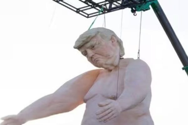 43 फीट ऊंची, 2800 KG वजन…Donald Trump की नग्न प्रतिमा ने अमेरिका में मचाई हलचल