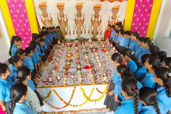 बच्चों ने अपने नन्हें हाथों से बनाए ईको फ्रेंडली मिट्टी के गणेश जी