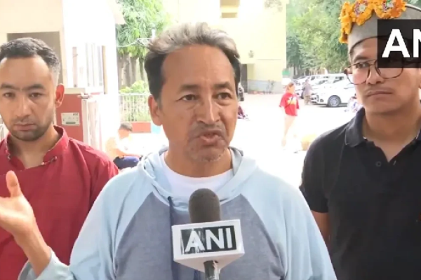 Sonam Wangchuk को दिल्ली पुलिस ने लिया हिरासत में, लद्दाख भवन के बाहर शान्ति से कर रहे थे विरोध