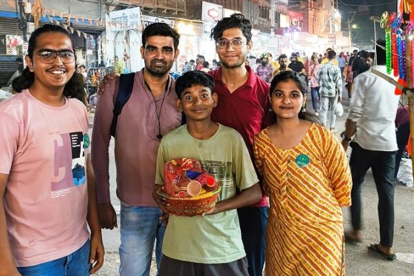 दीपावली पर सड़क किनारे दीया बनाने वालों को अभिव्यक्ति फाउंडेशन ने उपहार देकर सम्मानित किया