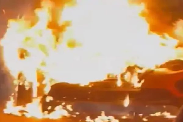 10 मिनट में चलती कार हो गई राख, आग लगने के दौरान कार में सवार 7 लोग बचे