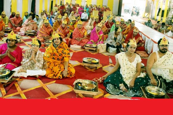 मंत्रोच्चारण व भक्ति गीतों के साथ चन्द्र प्रभु लक्ष्मी महापूजन