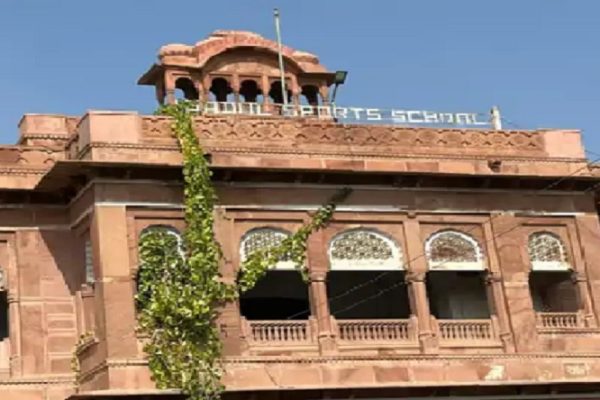 खिलाड़ियों के लिए अनशन पर बैठे दानवीर को जबरन उठाया
