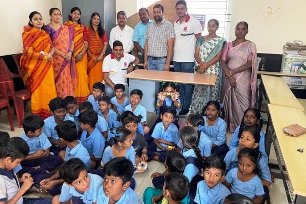 तेयुप राजराजेश्वरी नगर ने स्कूल में टेबल,चेयर व अलमारी भेंट की
