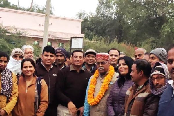 शिक्षा विभागीय कर्मचारी संघ का अनिश्चितकालीन धरना 54 वें दिन स्थगित शिक्षा निदेशक सीताराम जाट ने धरना स्थल पर तीन दौर की वार्ता के बाद बनी सहमति