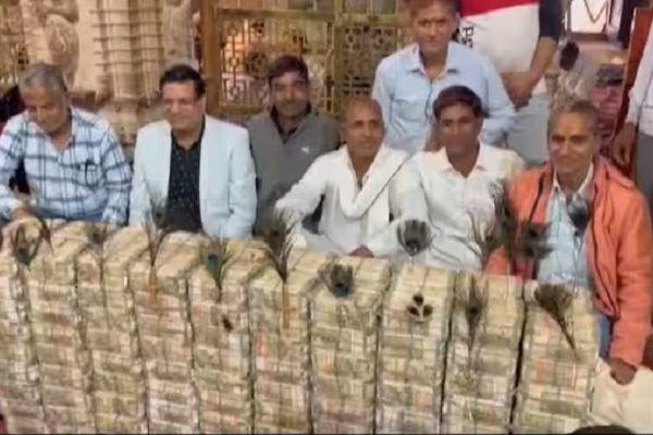 कहां खड़ी है नोटों की दीवार, यहां पानी की तरह बरसता है पैसा, खजाना होश उड़ा देगा