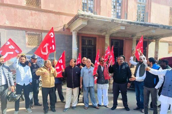 एक-देश एक-चुनाव के प्रस्ताव का विरोध में प्रदर्शन