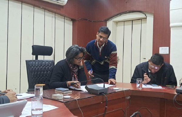 साप्ताहिक समीक्षा बैठक में जिला कलेक्टर ने बजट घोषणाओं के समयबद्ध क्रियान्वयन के दिए निर्देश
