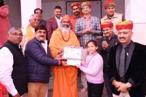 युवा पीढ़ी को संस्कारवान बनाना है तो उन्हें नैतिकता का पाठ पढ़ाए