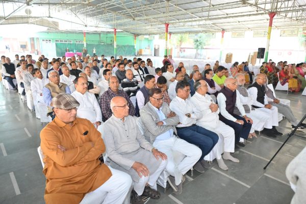 व्यक्ति मृत्यु के बाद लोगों के दिलों में अपने कार्यों के चलते हमेशा ज़िंदा रहता है