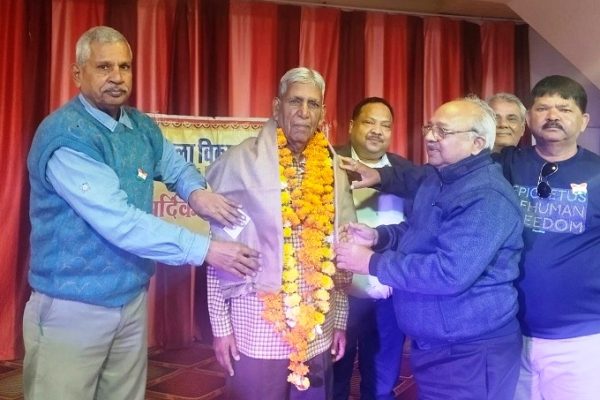 मौहल्ला विकास समिति रानी बाजार ने किया वृद्धजनों का सम्मान