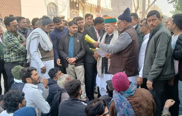 चकगर्बी में बसी डेढ दर्जन से अधिक कॉलोनियों के निवासियों ने मूलभूत सुविधाओं व पट्टे के लिए केन्द्रीय कानून मंत्री अर्जुनराम मेघवाल को ज्ञापन दिया