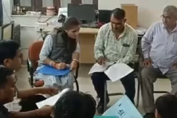 अफसर को उसके ही 100 कर्मचारियों ने दी करोड़ों की घूंस