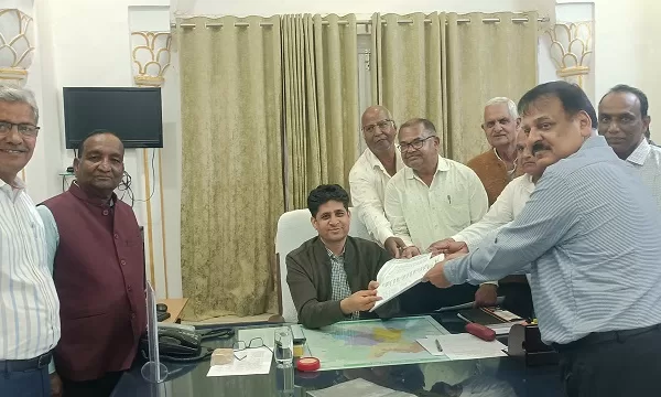 कोरोना काल में लगाए गये कृषक कल्याण फीस को समाप्त करने हेतु मुख्यमंत्री के नाम के ज्ञापन दिए