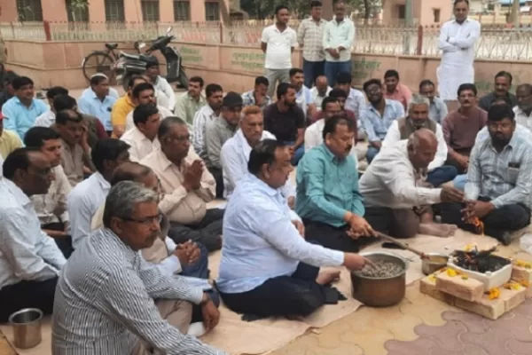 खाद्य व्यवसाइयों की हड़ताल का पांचवें दिन कारोबारियों ने सरकार की सदबुद्धि के लिए किया यज्ञ