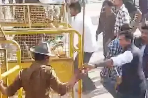 अमेरिका डिपार्ट मुद्दे पर कलेक्ट्रेट के बाहर प्रदर्शन कर रहे यूथ कांग्रेस पर पुलिस ने लाठीचार्ज कर धकेला