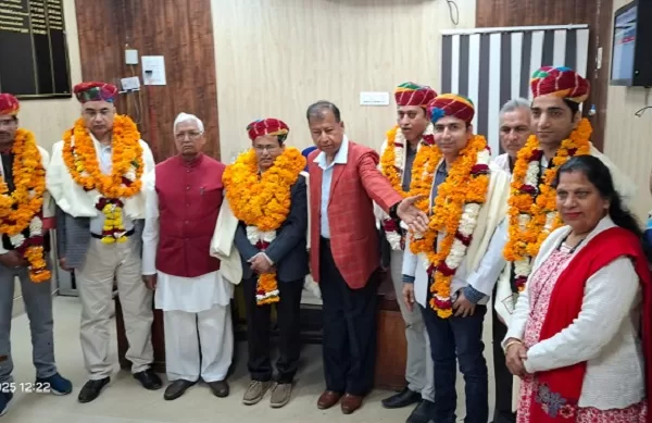 खत्री मोदी समाज के सामाजिक कार्यकर्ताओ द्वारा पीबीएम अस्पताल के नए अधीक्षक डॉ सुरेन्द्र वर्मा का अभिनन्दन