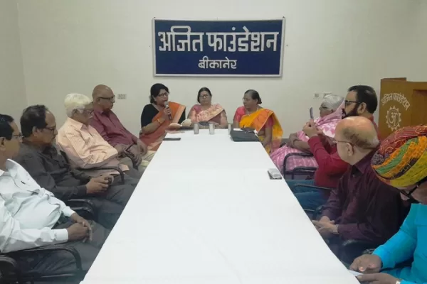 अजित फाउण्डेशन द्वारा त्रिभाषा काव्य पाठ का आयोजन