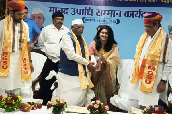 डॉ. मेघना द्वारा की गईं राज्यपाल व शिल्पकार अरुण योगीराज को अपनी पुस्तकें भेंट