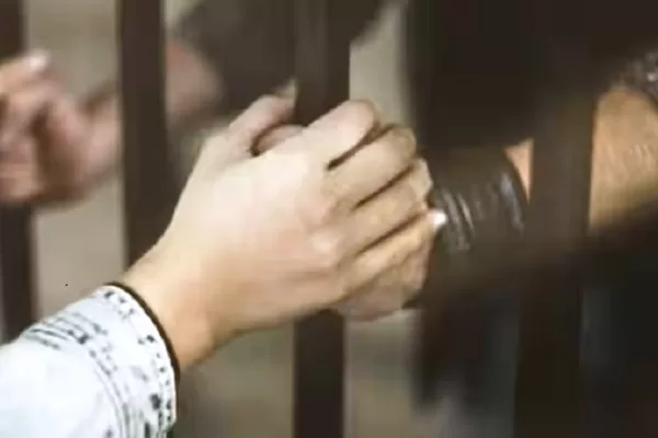 जेल में पति की ‘वैसी वाली सेवा’ करते रंगे हाथों पकड़ी गई पत्नी, अफसर बोले शर्म आनी चाहिए