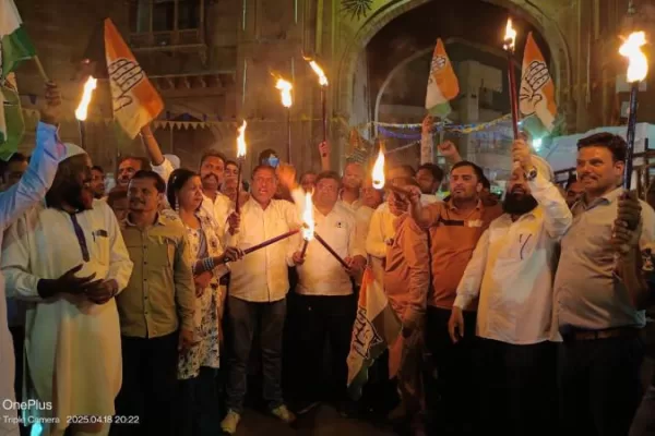 बीकानेर में कांग्रेस का मशाल जुलूस, केंद्र सरकार के खिलाफ किया विरोध प्रदर्शन