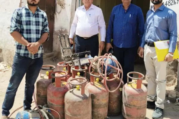 घरेलू गैस सिलेंडरों के दुरूपयोग रोकने के लिए कार्रवाई कर सामग्री की जब्त