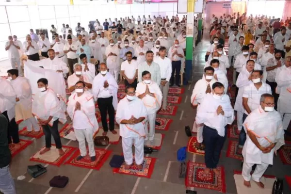 विश्व नवकार महामंत्र दिवस पर श्रावक-श्राविकाओं ने किया सामूहिक जाप