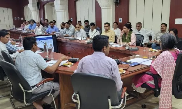 ग्रामीण विकास और पंचायती राज विभाग की योजनाओं की समीक्षा बैठक आयोजित
