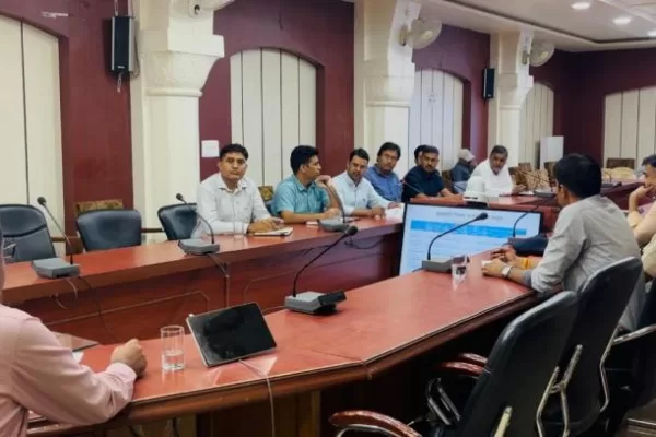 बीकानेर कलेक्ट्रेट सभागार में विभागों की साप्ताहिक समीक्षा बैठक हुयी