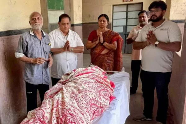 पूर्व विभागाध्यक्ष डॉ. खत्री के पुत्र दीपक का पार्थीव देह मेडिकल कॉलेज को सुपुर्द