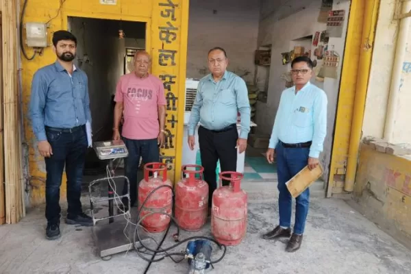 घरेलू गैस सिलेंडरों के दुरूपयोग रोकने के लिए कार्रवाई कर सामग्री की जब्त