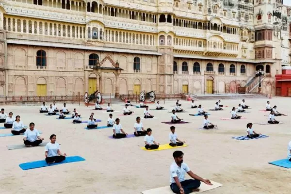 धरोहर और ध्यान का मिलन- जूनागढ़ की प्राचीरों के बीच सामूहिक योग से सजी सुबह