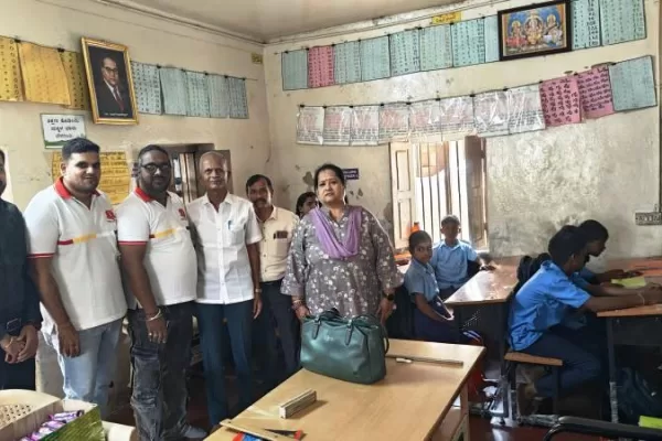तेरापंथ युवक परिषद राजराजेश्वरी नगर ने स्कूल में डेस्क बांटे