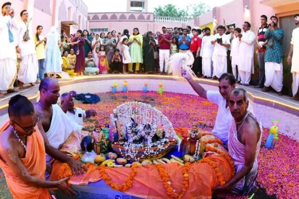श्री श्री राधा श्यामसुन्दर जी का भव्य नौका विहार कार्यक्रम हुया