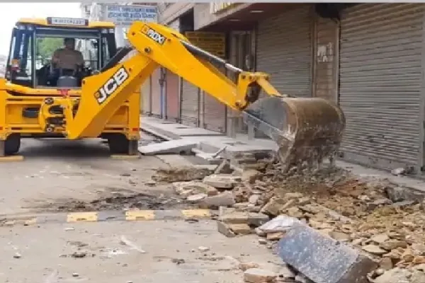 बीकानेर में नगर निगम का अतिक्रमण पर चला पीला पंजा, स्टेशन रोड पर चौकियां तोड़ीं, रास्ता चौड़ा हुआ