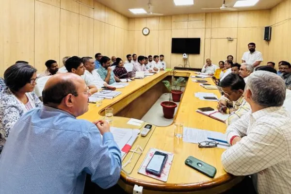 सोलर कंपनियां इको-सिस्टम और विकास दोनों बनाए रखें” – संभागीय आयुक्त विश्राम मीणा