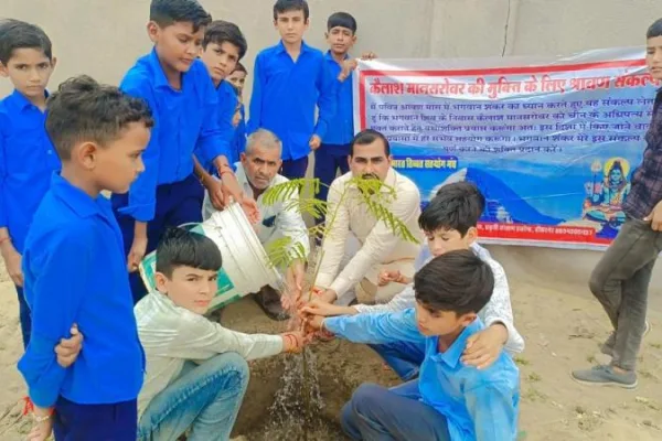 भारत तिब्बत सहयोग मंच ने कतरियासर में किया पौधरोपण, छात्रों ने लिया कैलाश मानसरोवर मुक्ति का संकल्प