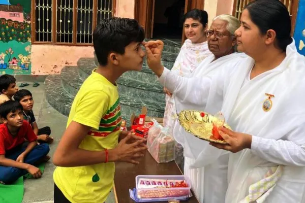 ब्रह्माकुमारी ईश्वरीय विश्वविद्यालय का रक्षा बंधन सप्ताह शुरू: नेत्रहीन बच्चों को बांधी राखी