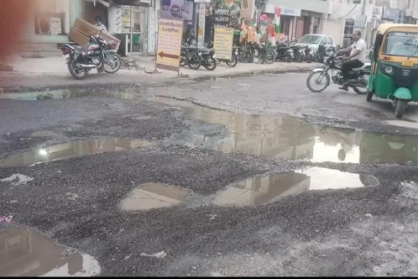 बीकानेर के रानी बाजार में सीवर ओवरफ्लो से जानलेवा गड्ढा:जनप्रतिनिधियों और प्रशासन की अनदेखी पर रोष