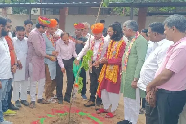 पर्यावरण और विकास सिक्के के दो पहलू- संभागीय आयुक्त विश्राम मीणा ने ‘एक पेड़ माँ के नाम’ अभियान में दिया संदेश