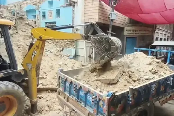 बीकानेर में 40 से अधिक जर्जर मकानों पर मंडरा रहा खतरा: निगम ने चेतावनी बैनर लगाए