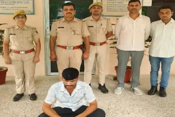 पुलिस को देख गाड़ी दौड़ाया, पुलिस ने पीछा कर नशा तस्कर दबोचा