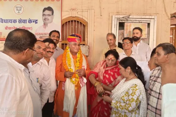 रक्षाबंधन पर विधायक जेठानंद व्यास को बांधी राखी, भाजपा पदाधिकारियों ने की शिष्टाचार भेंट