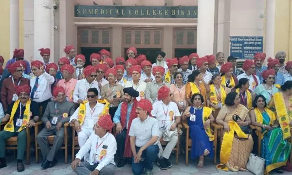 सरदार पटेल मेडिकल कॉलेज के 17वें बैच ने मनाया स्वर्ण जयंती उत्सव, गुरुजनों का सम्मान