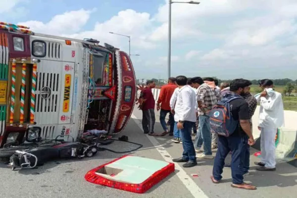 भीषण सड़क हादसा, कंटेनर गिरने से दो दोस्तों की दर्दनाक मौत