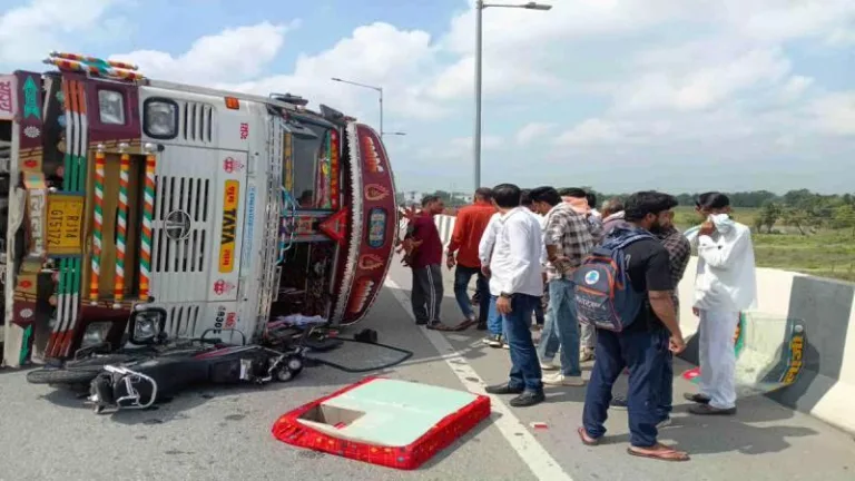 भीषण सड़क हादसा, कंटेनर गिरने से दो दोस्तों की दर्दनाक मौत